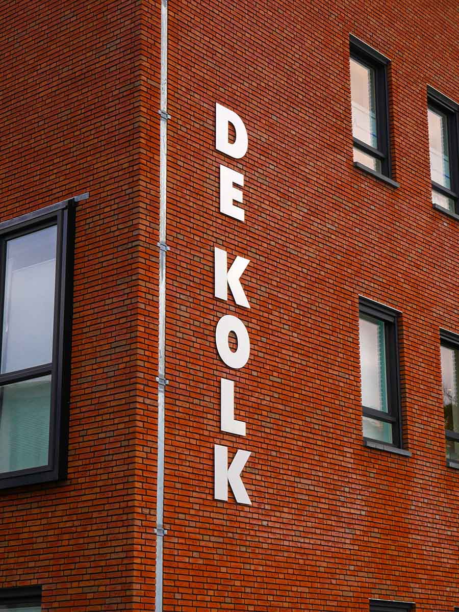 Detail foto logo op pand De Kolk in Almelo Medisch Centrum