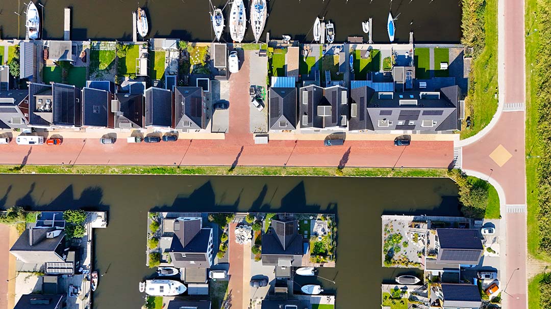 Dronefoto bovenaf Woonwaterrijk Stavoren met 49 woningen aan het water