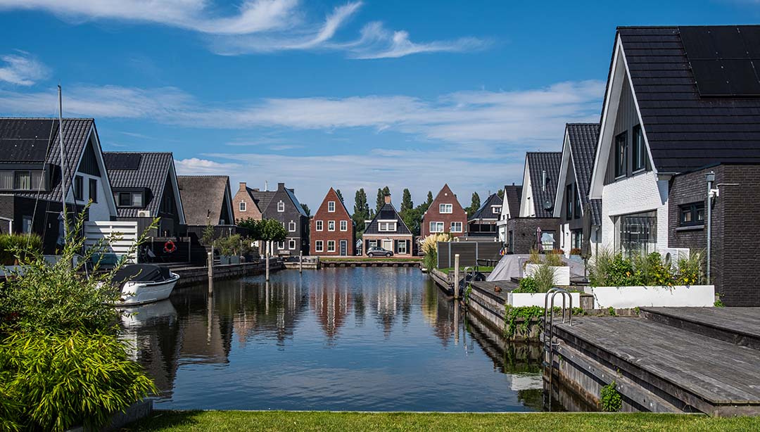 Woonwaterrijk Stavoren met 49 woningen aan het water foto van het water en de woning