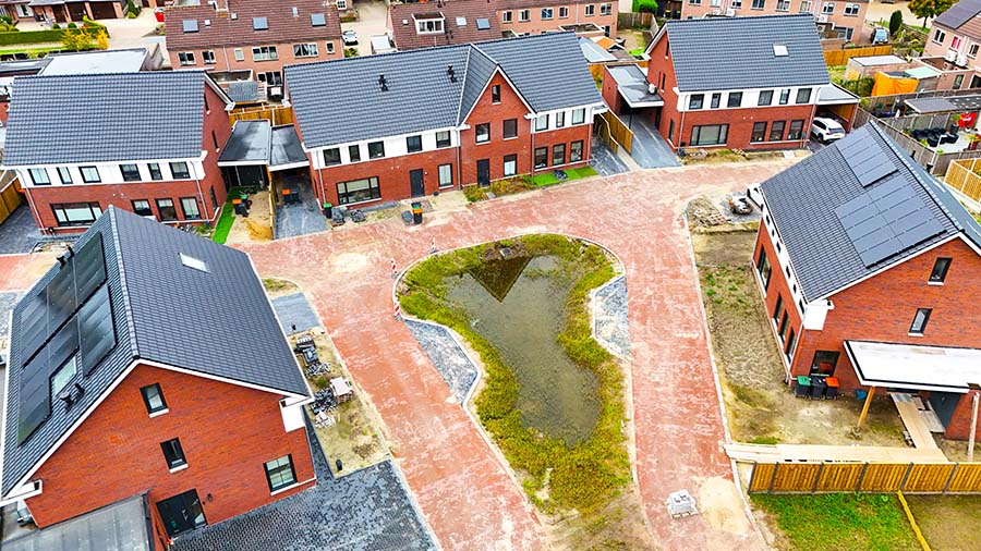 Wonen op de Brink, 19 moderne woningen, op voormalige terrein van autobedrijf Hondebrink