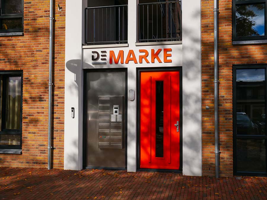 Logo De Marke in Wierden op het pand