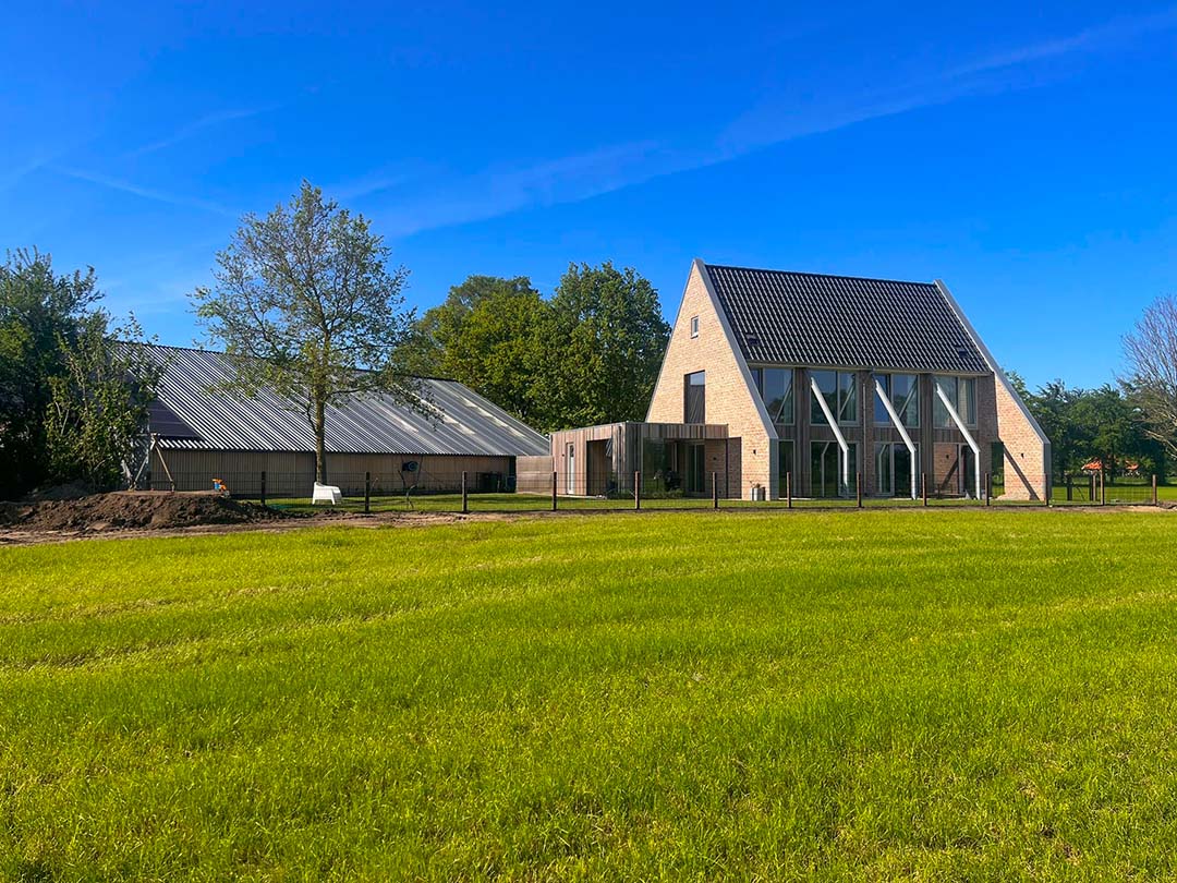 Weiland naast vrijstaande woning in Enter aan de Ypeloweg